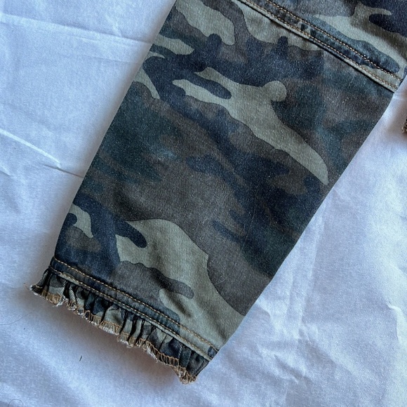 Sweet T women’s cropped camo jean jacket. Lots of detail szM - Picture 5 of 8